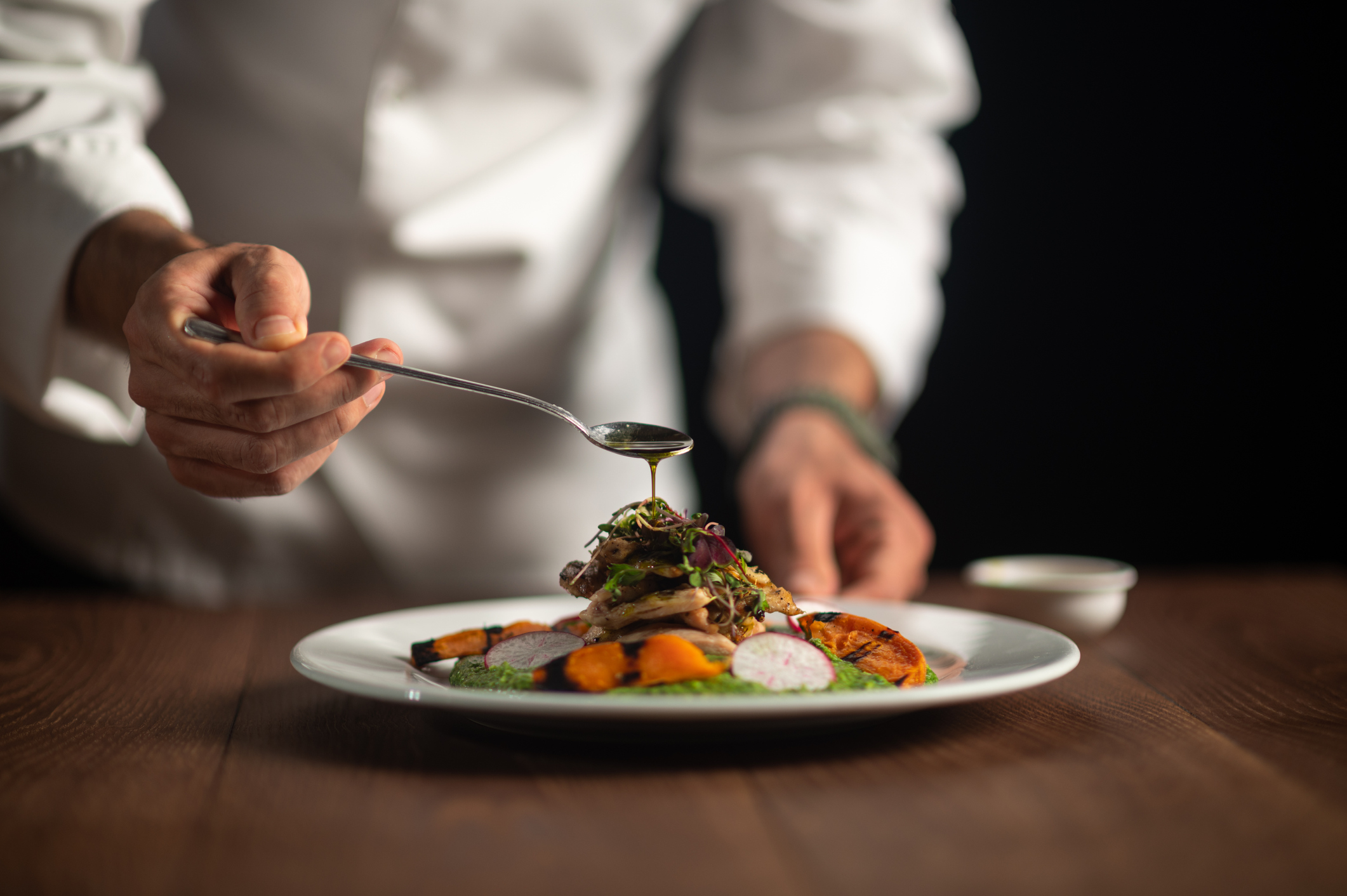 Chef dressant un plat gastronomique, cuisine raffinée, présentation soignée - hotel 4 etoiles bretagne