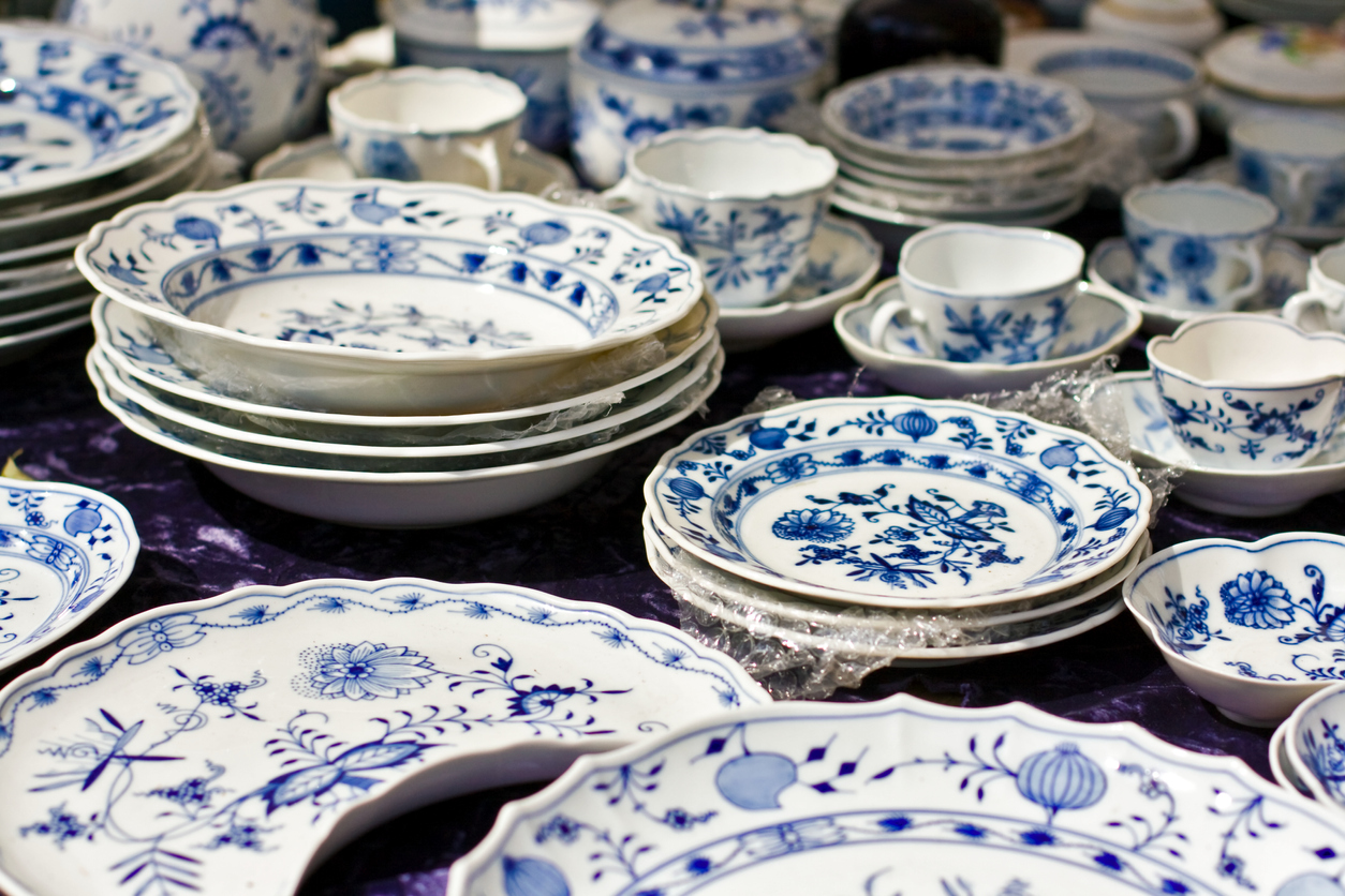 plates with blue paint decorations - relais et chateaux bretagne