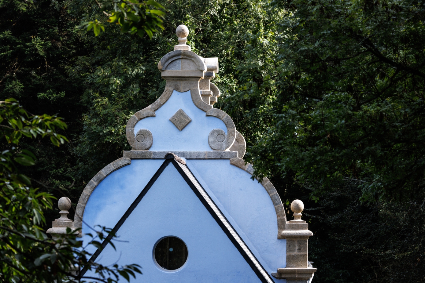 Accueil Fronton baroque de la Villa Belem depuis les bois ©Christophe Le Potier 3P9A6518