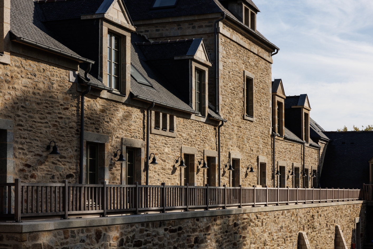 L'Orangerie Vue arriere du Manoir avec ses nouvelles terrasses ©Christophe Le Potier 3P9A6678