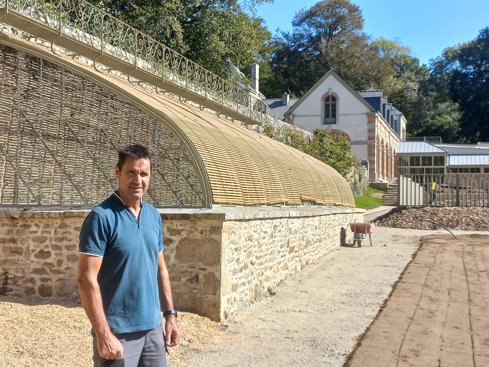 Man in front of a traditional greenhouse - locguénolé estate