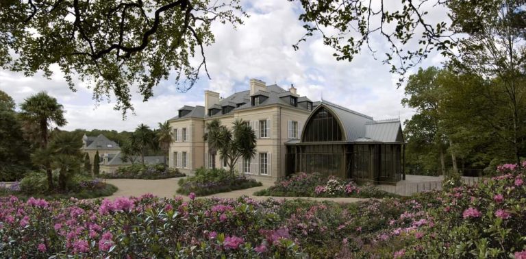 demeure élégante avec serre, entourée de rhododendrons - hôtel 4 étoiles bretagne