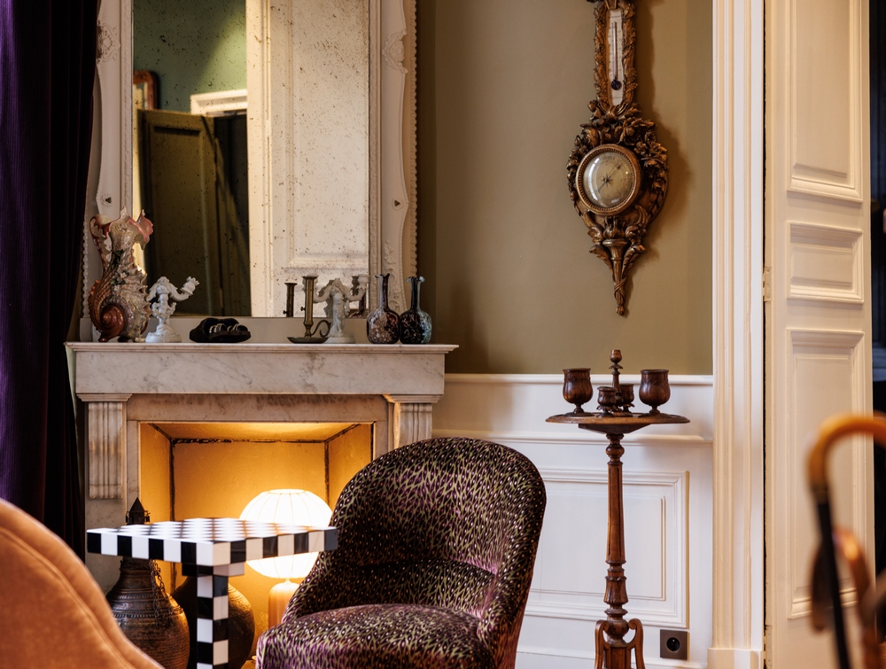 Petit salon cosy du bar l'apparat du château de locguenole