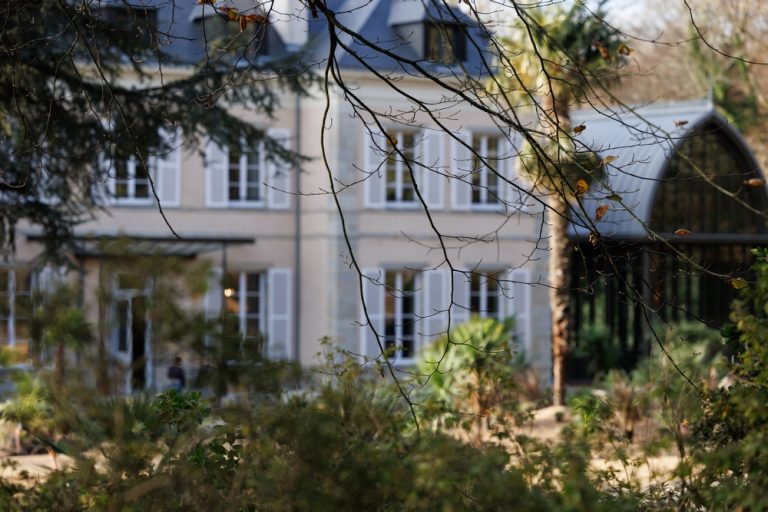 Exterieur du château de locguénolé et de sa façade dans son domaine au morbihan en bretagne