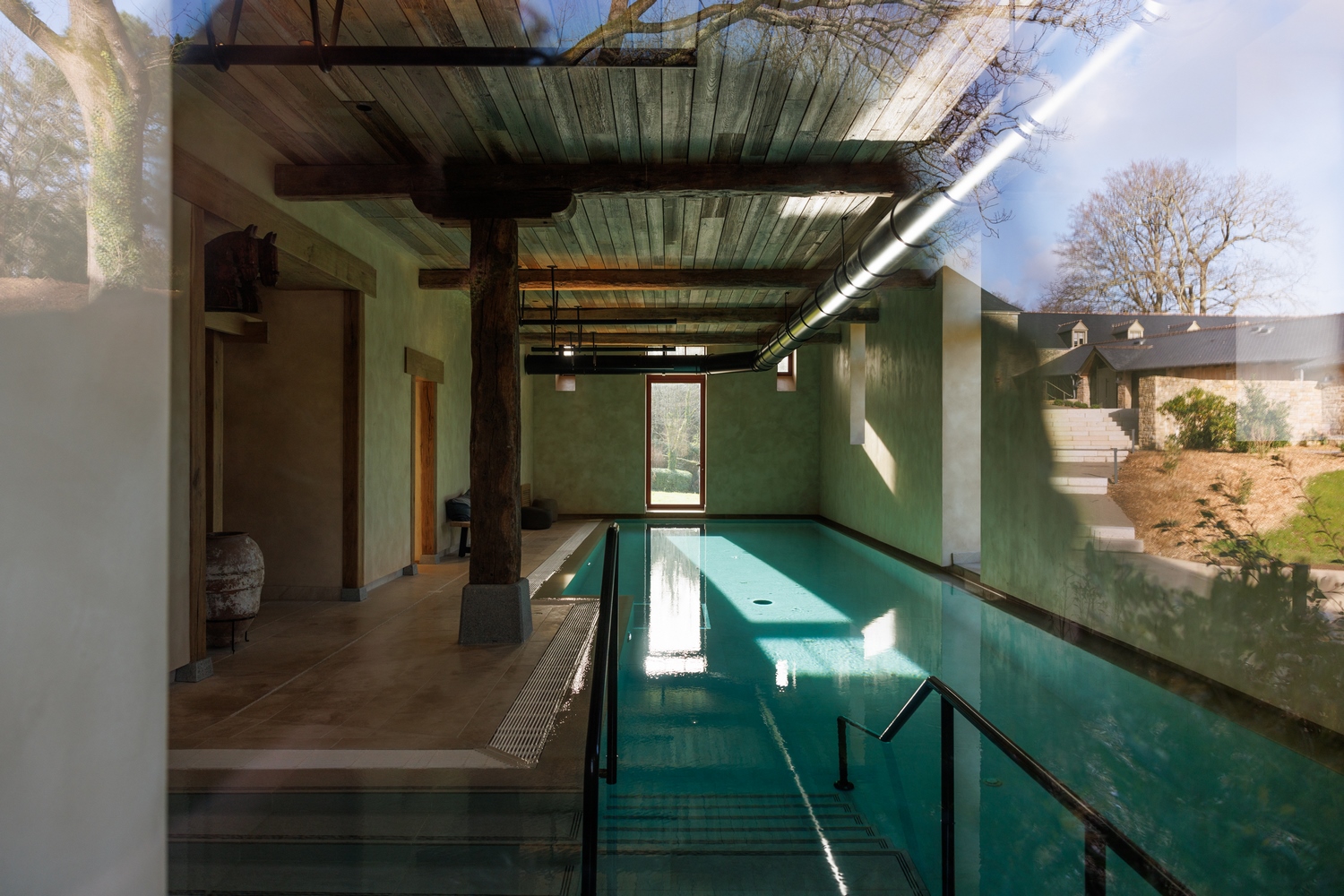 indoor swimming pool - hotel spa in Morbihan