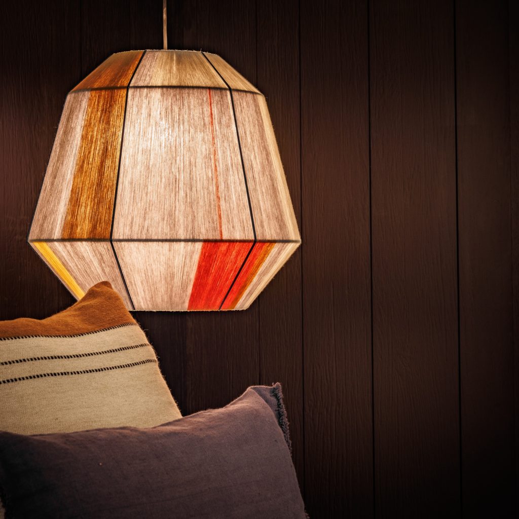 Chambre cosy et son lustre de papier située au club dans notre hotel de charme en bretagne
