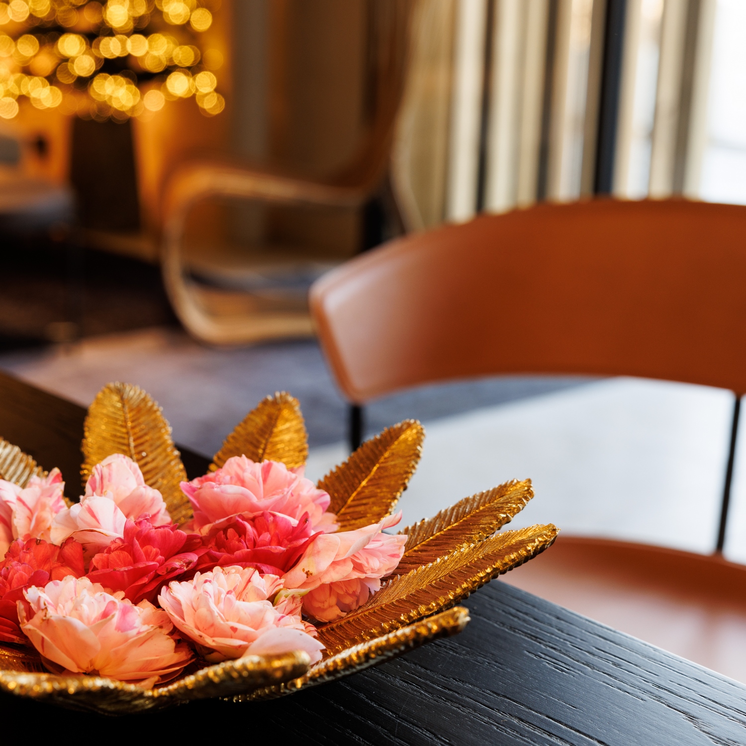 fleurs posés dans une coupole et sur une table - relais et chateaux bretagne