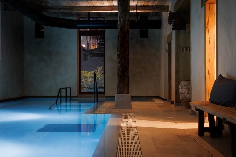 indoor swimming pool - hotel spa in Morbihan