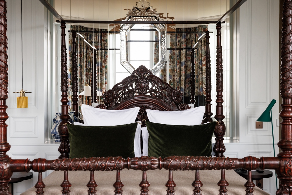 Lit a baldaquin de la suite mer junior du relais et chateaux de Locguénolé en bretagne