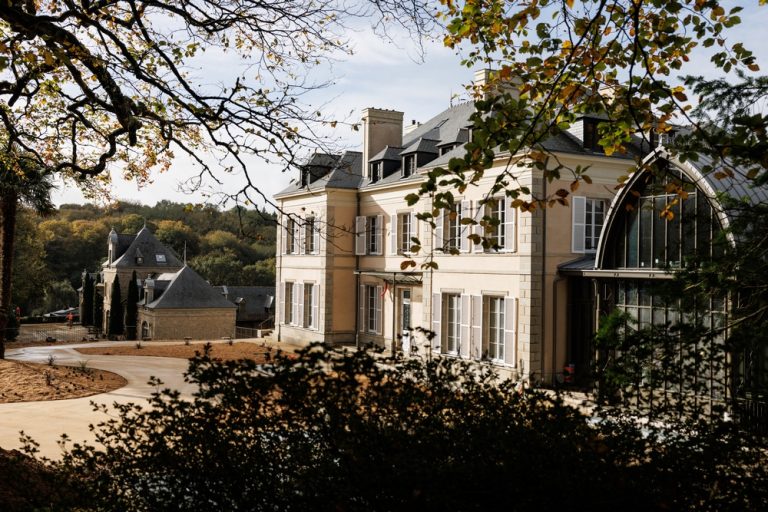 Façade de notre Château au domaine de locguénolé et sa verrière