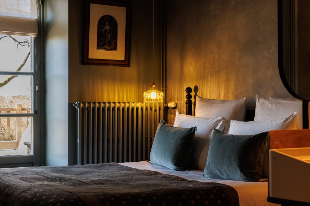Vue depuis sa salle de bain ouverte sur la chambre cosy avec terrasse mer de notre hotel de luxe