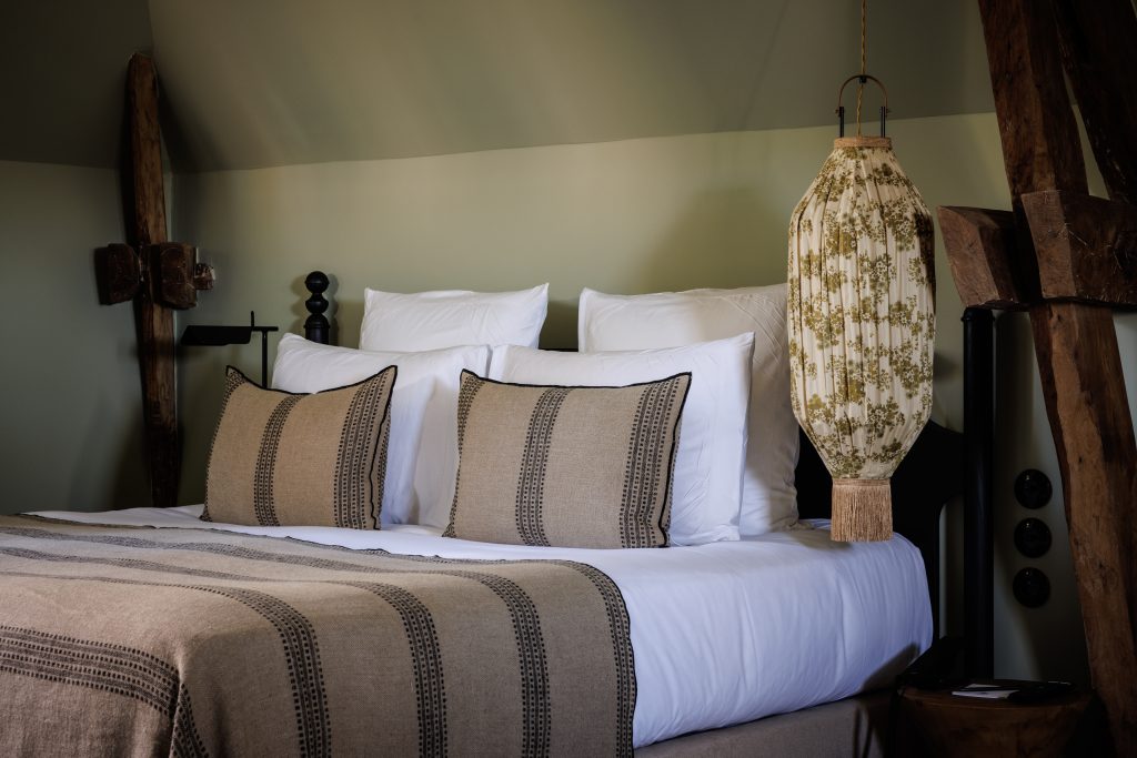 Lit dressé et lampe en papier de la chambre deluxe mer de notre hotel de luxe en bretagne
