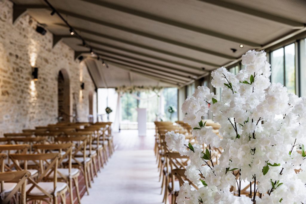 La salle de reception de mariage L'Orangerie de l'hôtel 5 étoiles Relais & Châteaux Le Domaine de Locguénolé en bord de mer de Bretagne dans le Morbihan