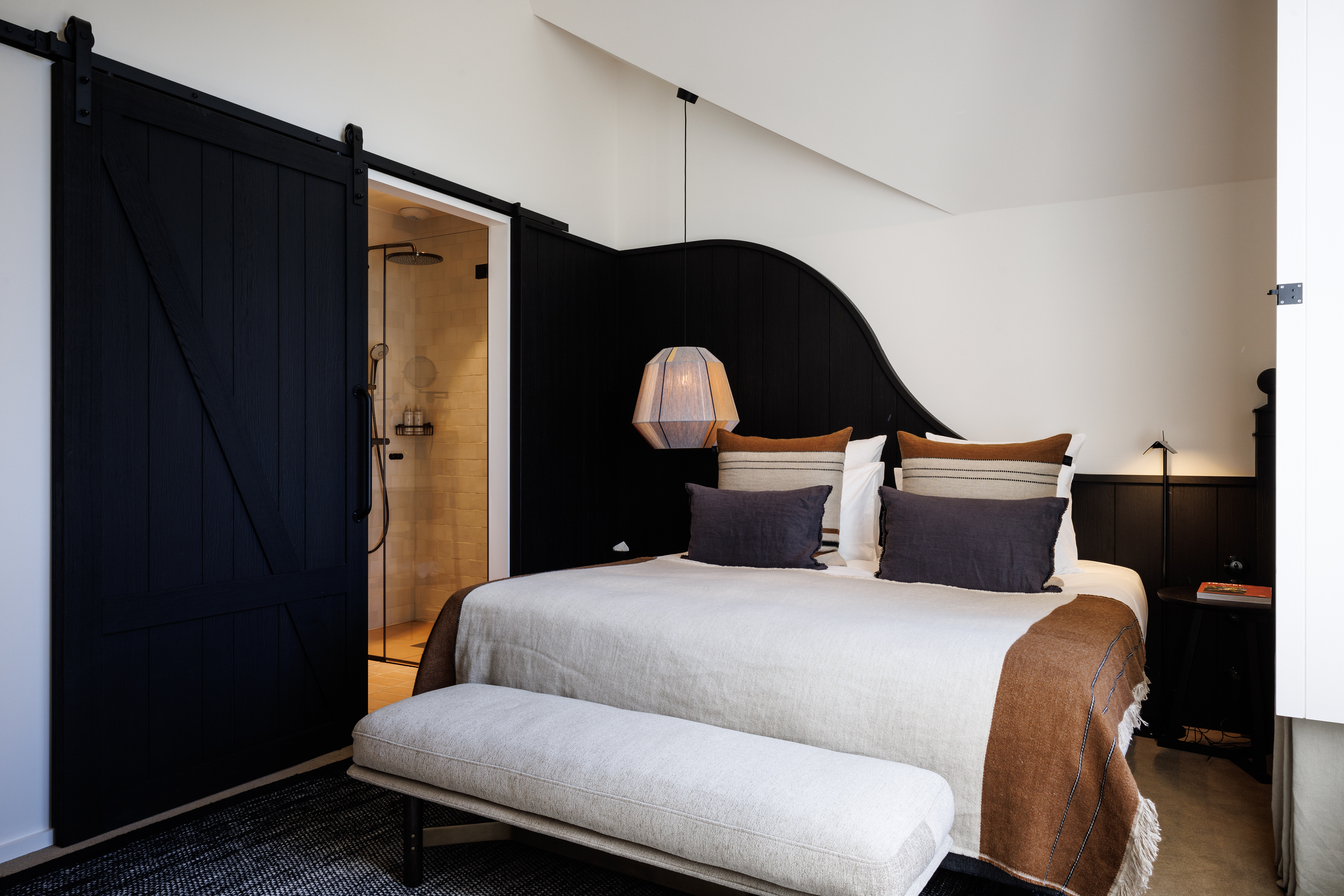 La chambre du Club, une ancienne écurie réaménagé par Bachmann au Domaine de Locguénolé hôtel de luxe en Bretagne