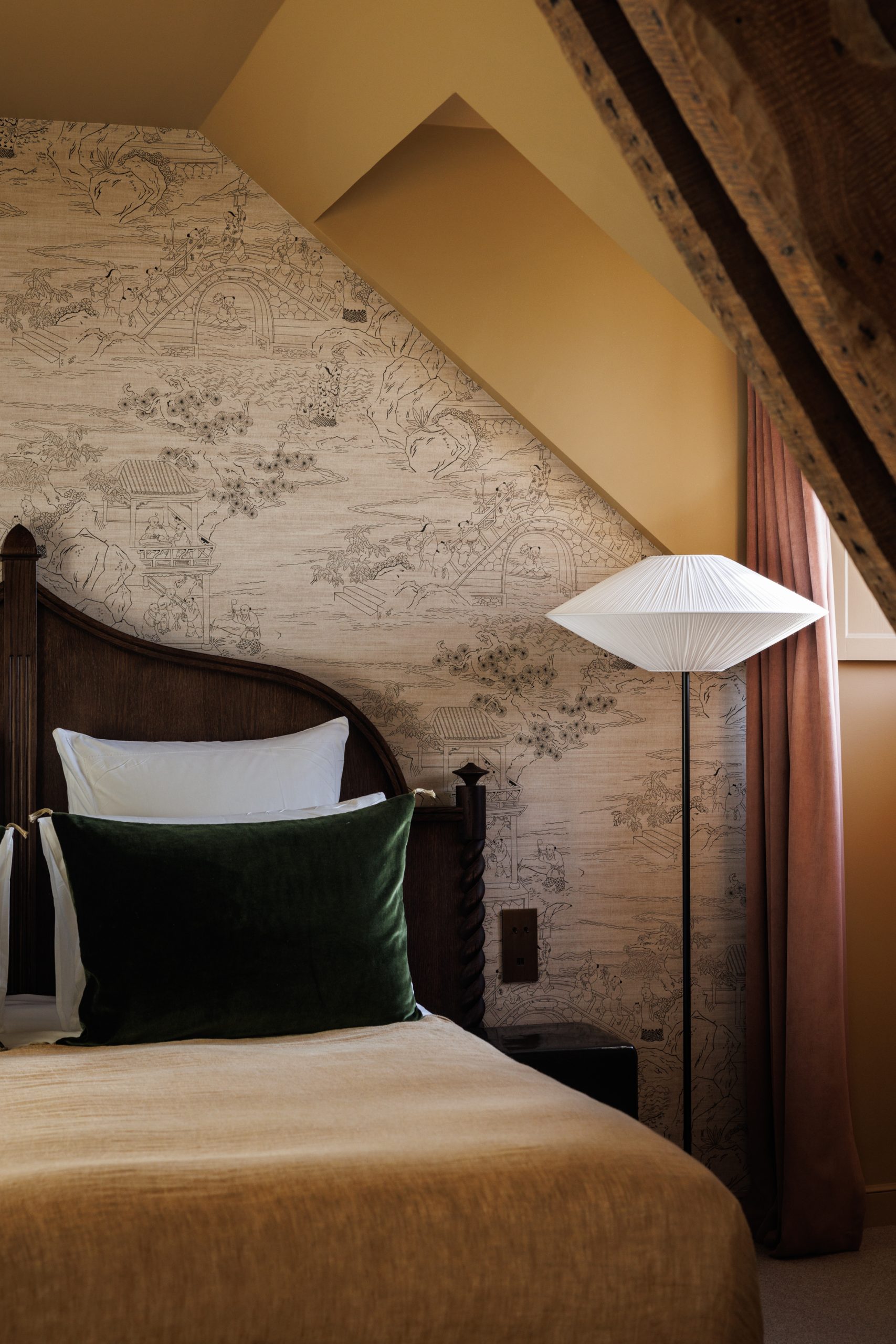 La chambre jeune et son magnifique papier peint dans le Château au Domaine de Locguénolé