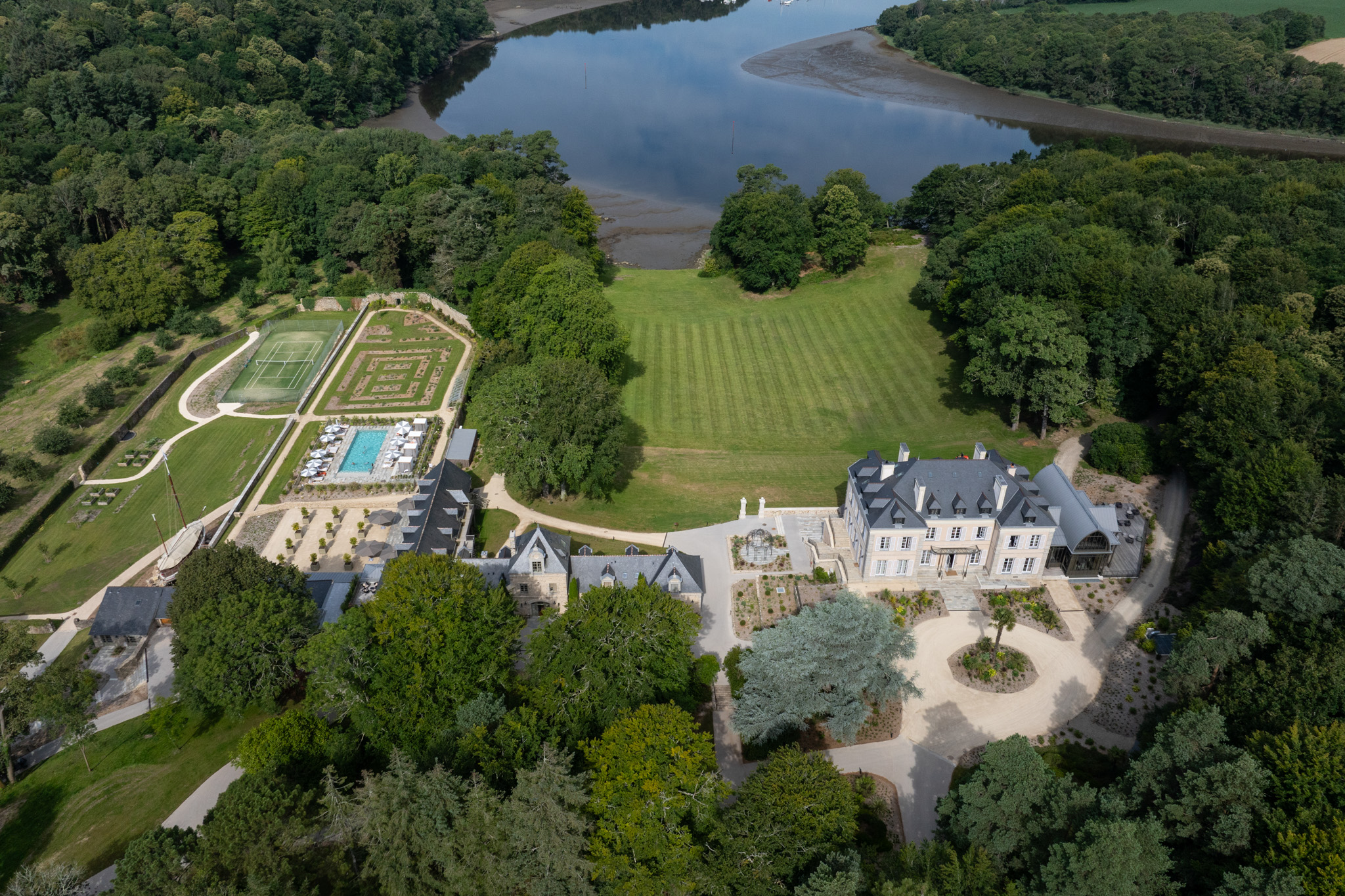 L'ensemble du Domaine de Locguénolé vue drone avec la vue sur le Blavet, le tennis, la piscine et la forêt