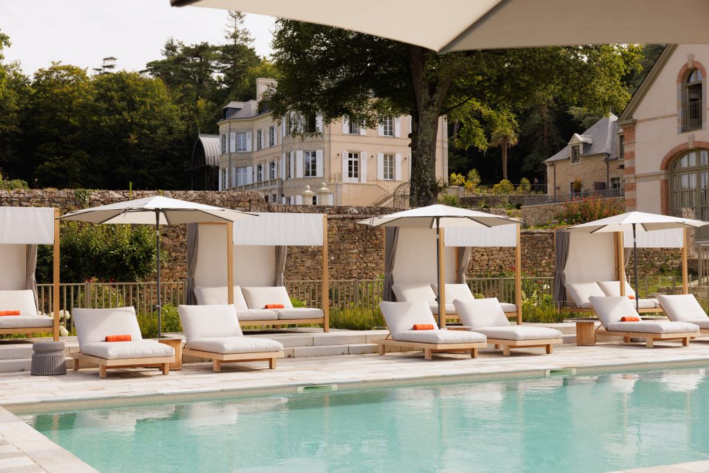 Mariage dans un chateau : vivre une célébration d’exception au Domaine de Locguénolé piscine chateau exterieure domaine locguenole bretagne hotel luxe christophe lepotier