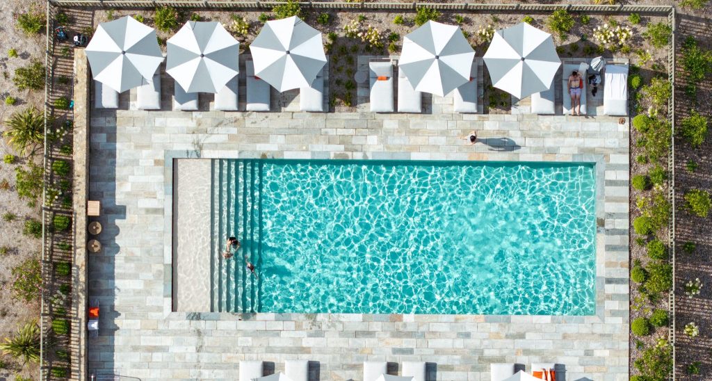 a piscine extérieure du Domaine de Locguénolé dans le Morbihan en Bretagne