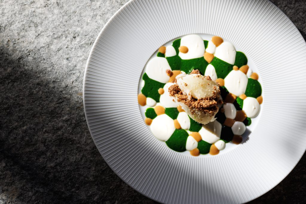 Un plat signé Yann Maget MOF au restaurant L'Inattendu au Domaine de Locguénolé en Bretagne