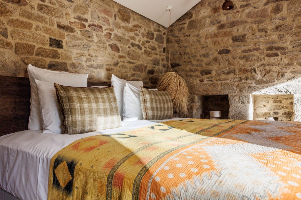 La Suite Kuckucksuhr der Domaine de Locguénolé in einem umgebauten ehemaligen Hühnerstall