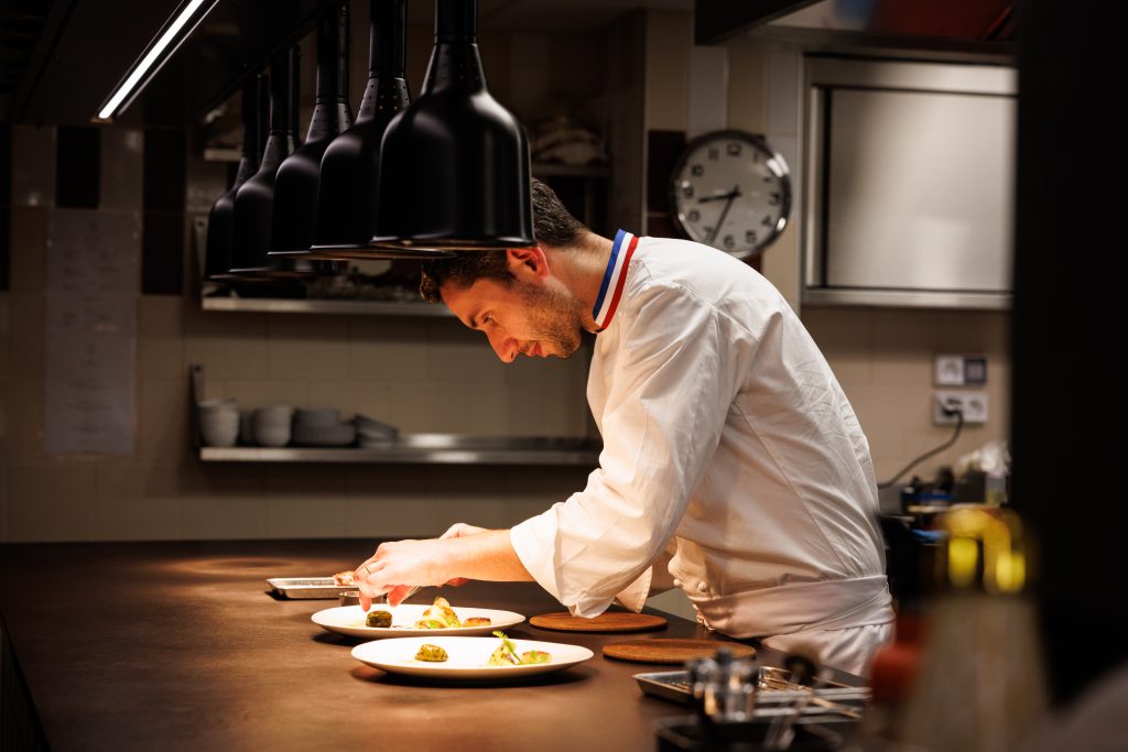 Chefkoch Yann Maget kocht im Gourmetrestaurant l'Inattendu