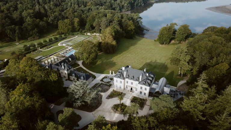 magnifique vue aérienne du domaine de locguénolé