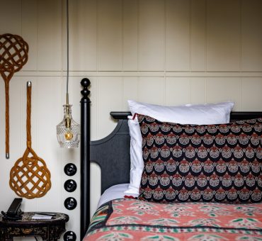 Zimmer Junior Suite Parc und seine farbenfrohe Blumenbettwäsche in unserem Luxushotel in der Bretagne