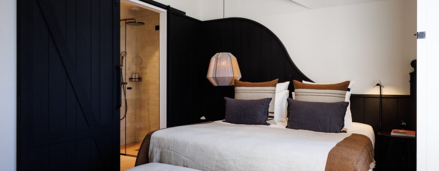 La chambre du Club, une ancienne écurie réaménagé par Bachmann au Domaine de Locguénolé hôtel de luxe en Bretagne