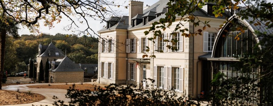 Façade de notre Château au domaine de locguénolé et sa verrière