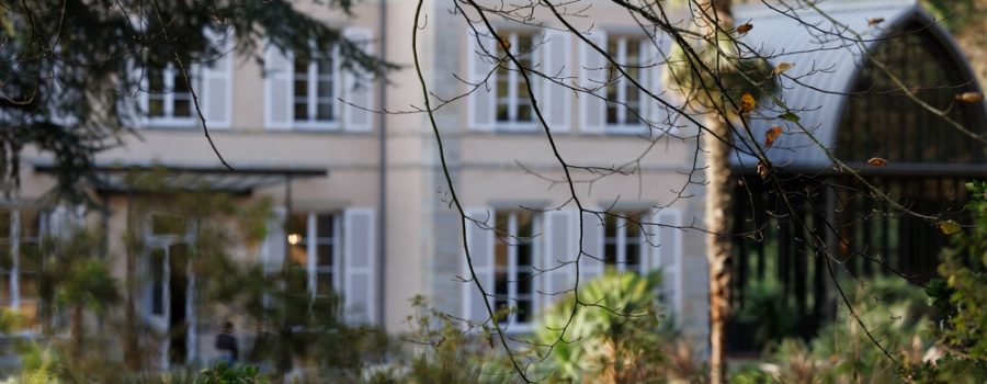 Exterieur du château de locguénolé et de sa façade dans son domaine au morbihan en bretagne