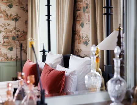 Intérieur luxueux, coussins rouges, miroir, bouteilles en verre - hotel 4 etoiles bretagne